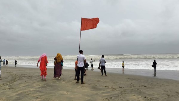 কক্সবাজার সমুদ্রসৈকতে গোসলে নেমে পর্যটক নিখোঁজ