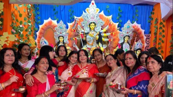 সিঁদুর খেলা আর অশ্রুজলে দুর্গাবিদায়, বিসর্জনে শেষ হলো শারদীয় দুর্গোৎসব