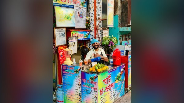 কক্সবাজারে ‘স্মার্ট চা-ওয়ালা’, মিলছে বাহারি স্বাদের ১২ রকম চা