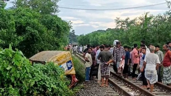 চট্টগ্রামে ট্রেনের ধাক্কায় অটোরিকশা খাদে, নিহত ২