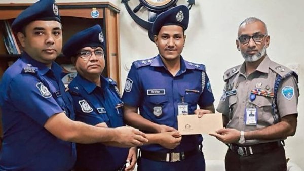 কক্সবাজারে সেই এসআইকে নগদ পুরস্কার দিলেন এসপি