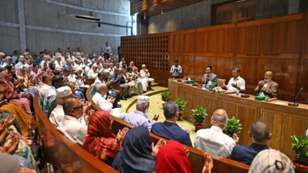 সংসদে সরকারদলীয় এমপিদের নিয়ে প্রধানমন্ত্রীর বৈঠক