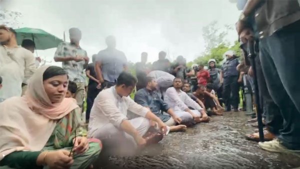 বাহুবলে এনসিপির গাড়িবহর আটকে দিল পুলিশ