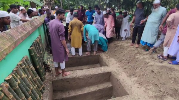 রিসোর্টে অগ্নিকাণ্ড: পাশাপাশি কবরে শায়িত একটি পরিবার