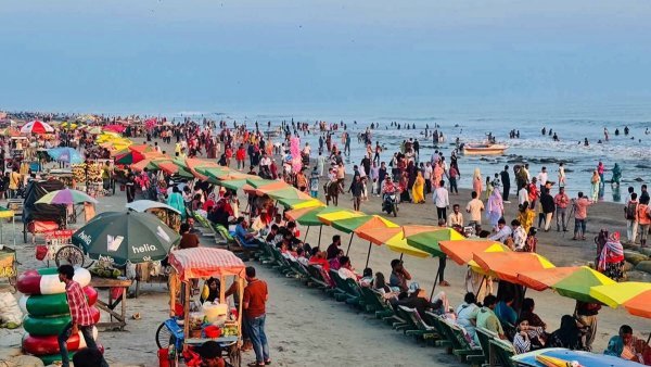 বিচ কার্নিভালে উৎসবের আমেজ, মাতোয়ারা লক্ষাধিক পর্যটক