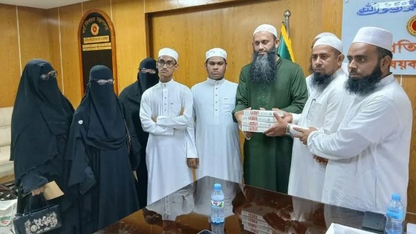 হাফেজদের উপহার দেওয়া ‘নেক্সাস’ বই ফেরত নিলেন ধর্ম প্রতিমন্ত্রী