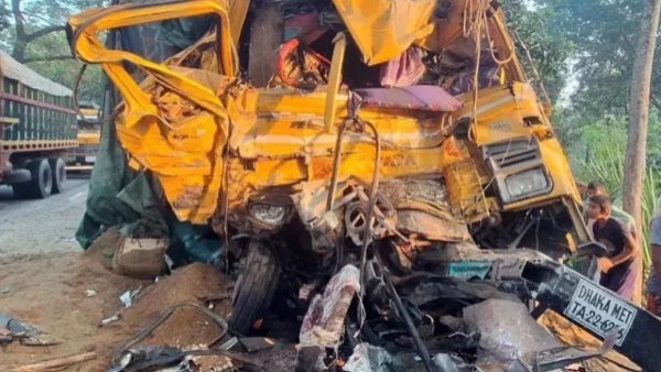 নাটোরে বাস-ট্রাকের ভয়াবহ সংঘর্ষ, প্রাণহানি বেড়ে ১৪, আহত ৩০