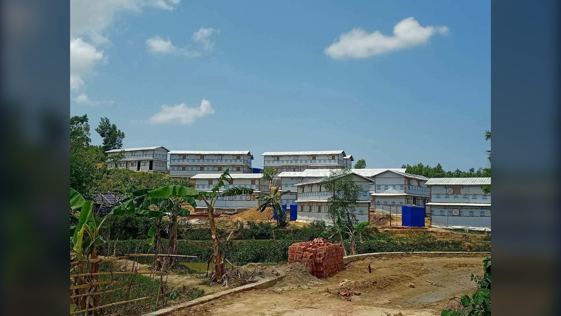 রোহিঙ্গা ক্যাম্পে ঘর ও অবকাঠামো নির্মাণ নিয়ে স্থানীয়দের উদ্বেগ