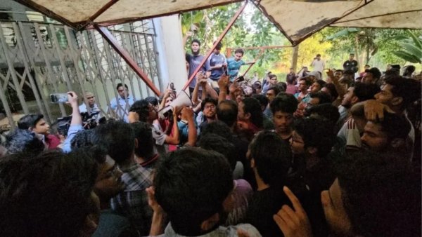 ১১ ঘণ্টা ধরে অবরুদ্ধ চুয়েটের উপাচার্য, পানি-কলা-বিস্কুট পাঠালেন শিক্ষার্থীরা