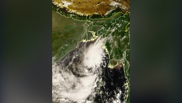 বঙ্গোপসাগরে গভীর নিম্নচাপ, ঘূর্ণিঝড়ের শঙ্কা