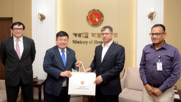 স্বরাষ্ট্রমন্ত্রীর সঙ্গে সিঙ্গাপুরের বিদায়ী চার্জ দ্য অ্যাফেয়ার্সের সাক্ষাৎ