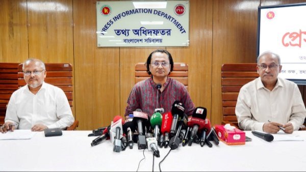 এলপিজির সংকট নেই, মজুতদারি করলে কঠোর ব্যবস্থা: তথ্য উপদেষ্টা