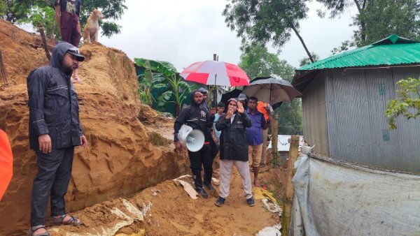 পাহাড়ধসের আশঙ্কায় উদ্ধার অভিযানে জেলা প্রশাসন, ৫ রোহিঙ্গা শিশু নিহত