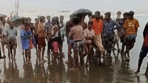 রোহিঙ্গাবাহী নৌকাডুবি: ১৮ জন উদ্ধার, নিখোঁজ ১৩