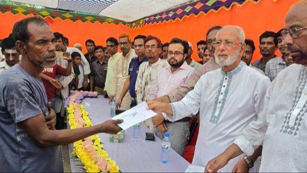 কুতুবদিয়ায় আগুনে ক্ষতিগ্রস্ত ৫৩ পরিবার পেল এমপি ফরিদের অর্থসহায়তা