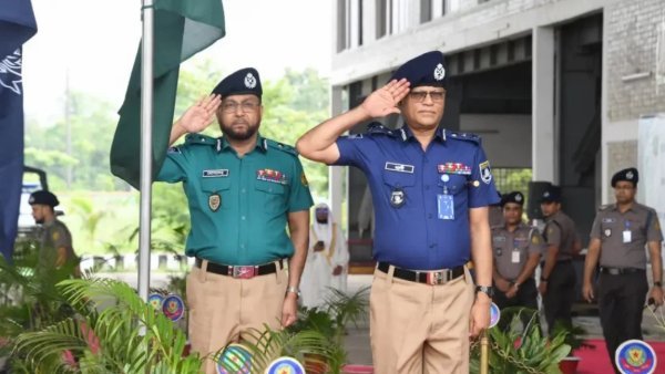 গাঢ় নীল-হালকা জলপাই শার্ট, খাকি প্যান্টে ফিরল পুলিশ
