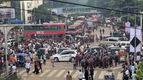 প্রশ্নপত্র ফাঁসের অভিযোগে নিয়োগ পরীক্ষা স্থগিত, সড়ক অবরোধ